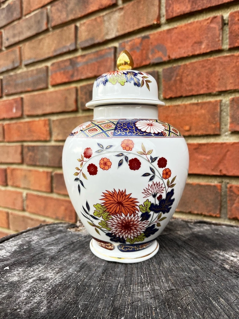 Vintage Imari Style Ginger Jar with Lid – Japanese Porcelain Floral Vase – Chinoiserie Decor